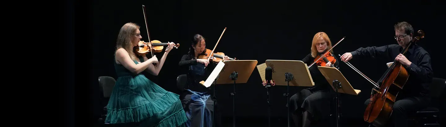 Cuarteto de cuerda interpretando música de cámara