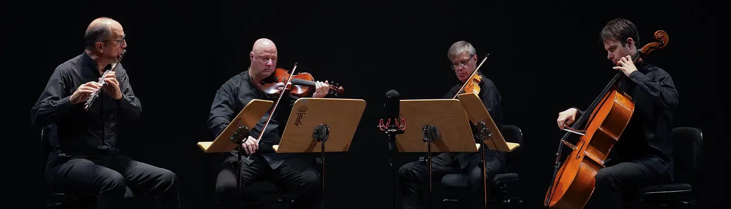 Conjunto de cámara con flauta y cuerdas en el escenario