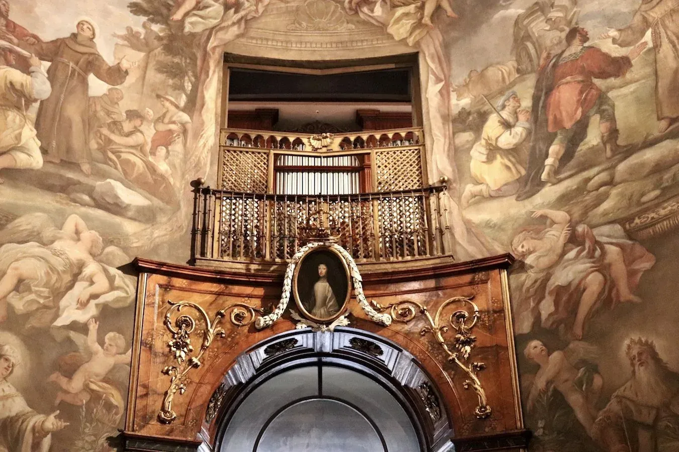 Tribuna del órgano de San Antonio de los Alemanes bajo las pinturas que cubren la iglesia