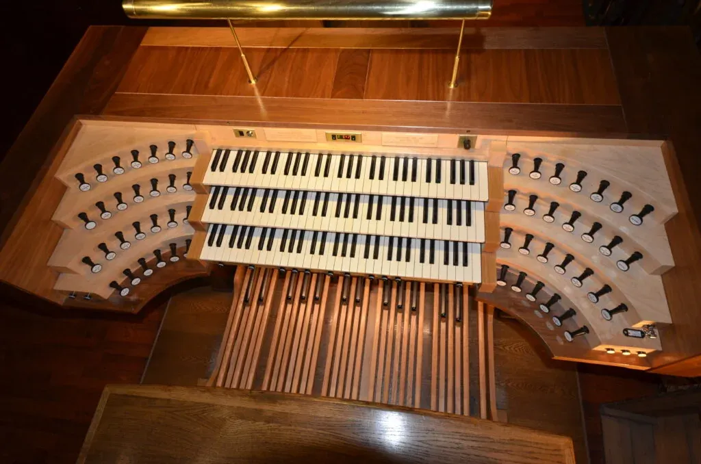 Consola de madera del órgano de San Ginés con tres teclados, pedales y hileras de tiradores