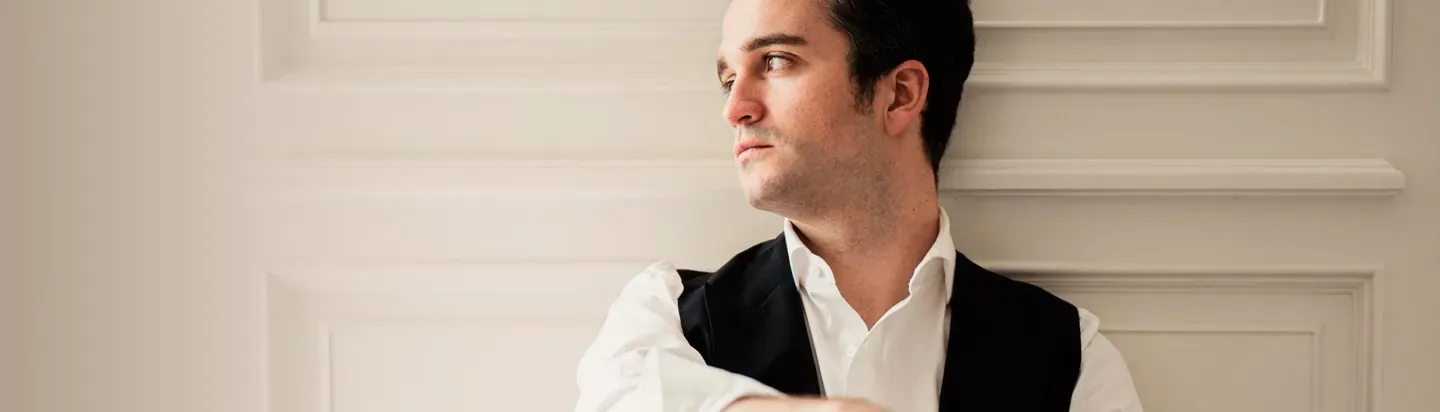 Retrato del tenor Xabier Anduaga sobre un fondo claro